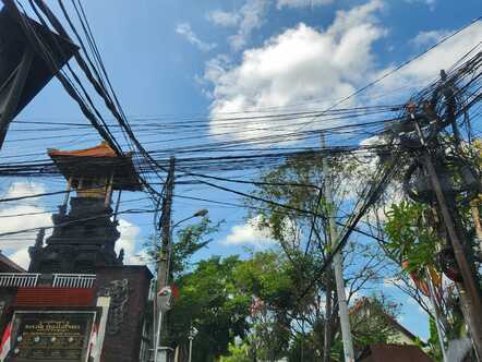 Aerial_cables_at_street_intersection